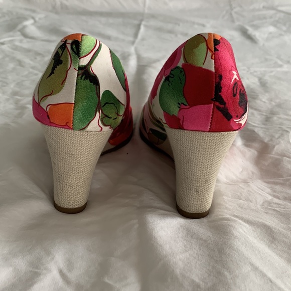 Size 7 Flowered wedge 3 inch heel slightly worn - Picture 3 of 3